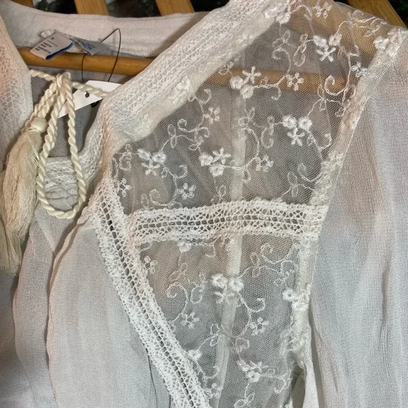 14th & Union Embroidered Tops. Size -S ( Fit S-M) - Picture 11 of 14